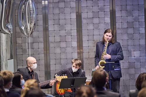 Due to the Corona requirements, the HSD Big Band was only able to perform musically as a tercet at the ceremony for the Deutschlandstipendium.